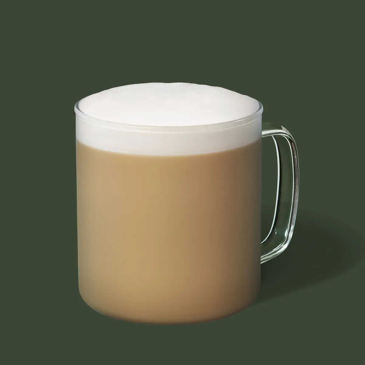 Chai Tea Latte dans une tasse transparente sur fond vert