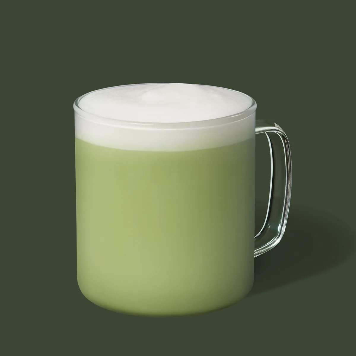 Matcha dans une tasse transparente sur fond vert